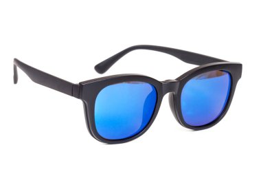 siyah güneş gözlüğü beyaz arkaplanda izole.