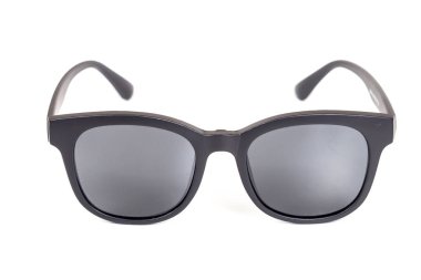 siyah güneş gözlüğü beyaz arkaplanda izole.