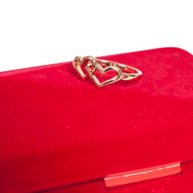 üzerinde kırmızı bir kutu nikah yüzükleri 