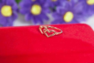 üzerinde kırmızı bir kutu nikah yüzükleri 