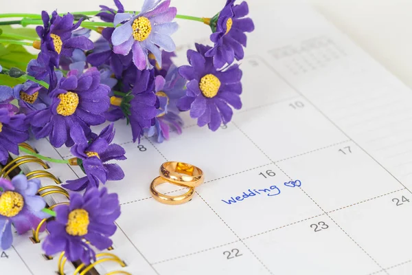 婚礼注意在日历上的设置一个提醒的婚礼 — 图库照片