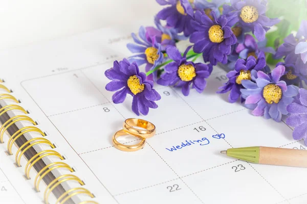 Hochzeitsnotiz auf einem Kalender erinnert an die Hochzeit — Stockfoto