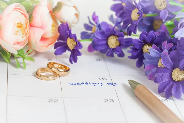 Nota de boda en un calendario establece un recordatorio para la boda —  Fotos de Stock