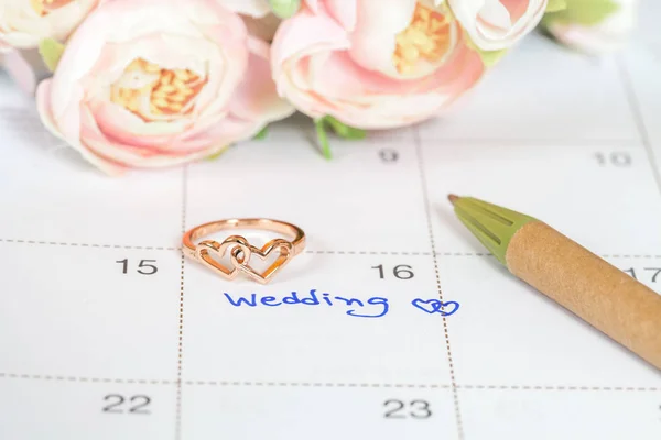 Nota de boda en un calendario establece un recordatorio para la boda —  Fotos de Stock