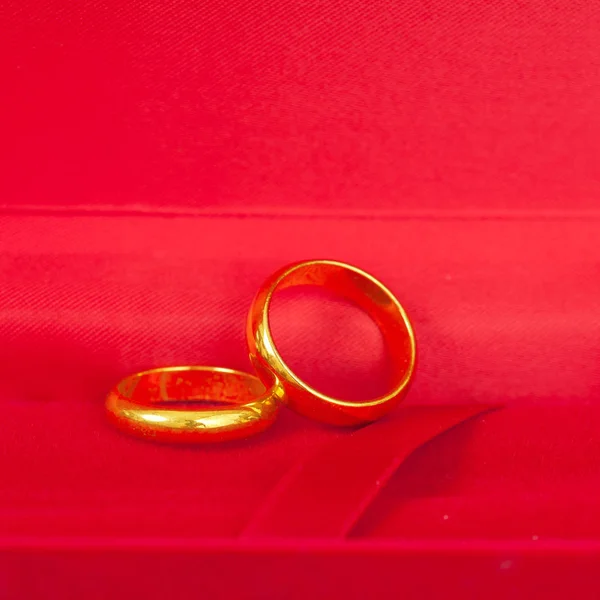 Anéis de casamento na caixa vermelha — Fotografia de Stock