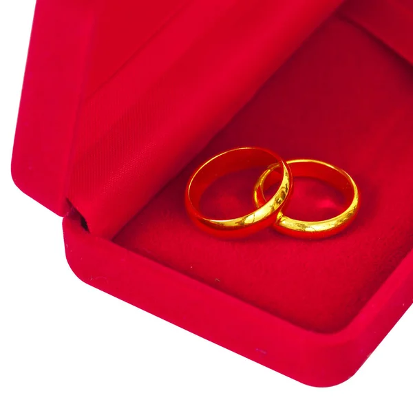 Üzerinde kırmızı bir kutu nikah yüzükleri — Stok fotoğraf