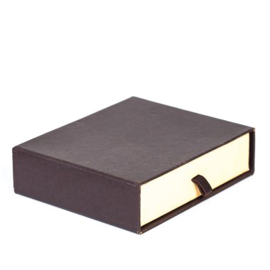 Beyaz arkaplanda izole edilmiş bir kutu