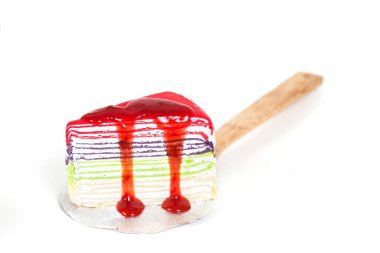 Seçici ile beyaz arka plan üzerinde renkli krep pasta 