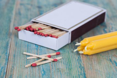 Renk ahşap arka plan üzerinde kırmızı kibrit kutusu