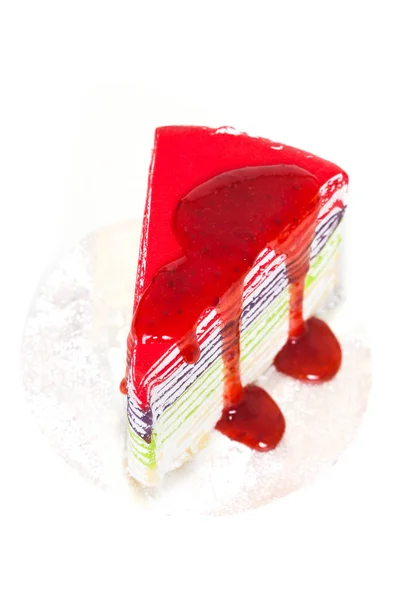 Красочный торт крапе на белом фоне с селективным — стоковое фото