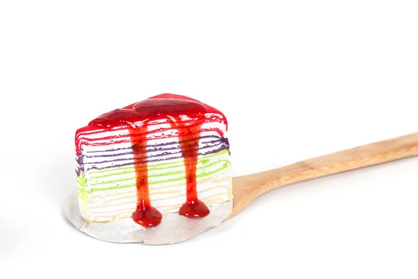 Barevné krepu dort na bílém pozadí s selektivní — Stock fotografie