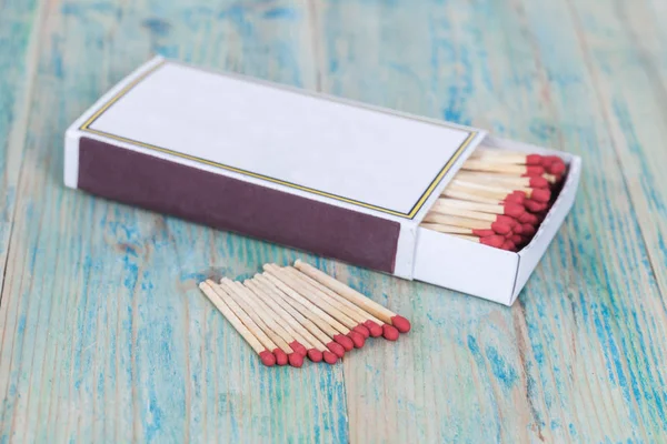 Rosso scatola di fiammiferi su sfondo di legno colore — Foto Stock