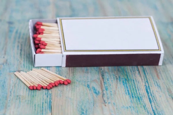 Red Matchbox op hout achtergrondkleur — Stockfoto