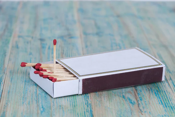 Red Matchbox op hout achtergrondkleur — Stockfoto