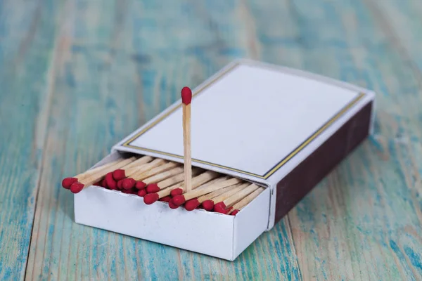 Red Matchbox op hout achtergrondkleur — Stockfoto