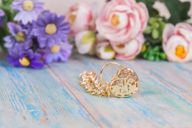 renk ahşap üzerine kalpli altın bilezik