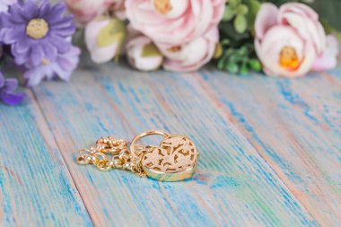 renk ahşap üzerine kalpli altın bilezik