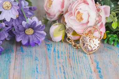 renk ahşap üzerine kalpli altın bilezik