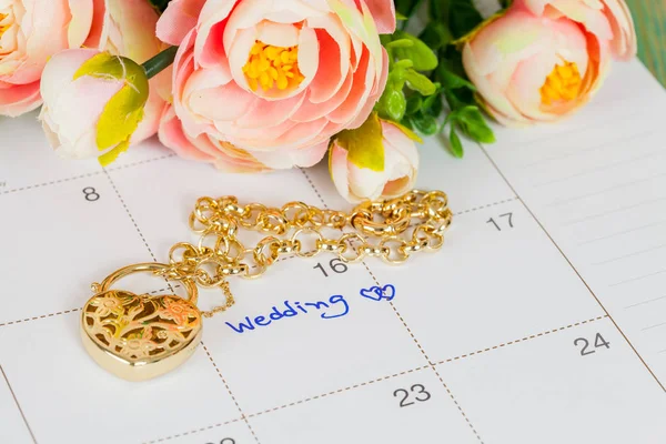 心のカレンダー、金のブレスレットに単語の結婚式 — ストック写真