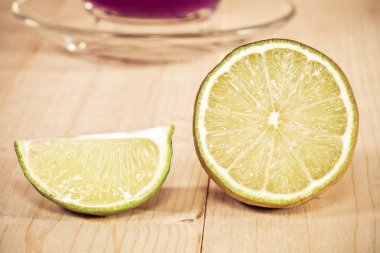 ahşap arka plan üzerine kireç 