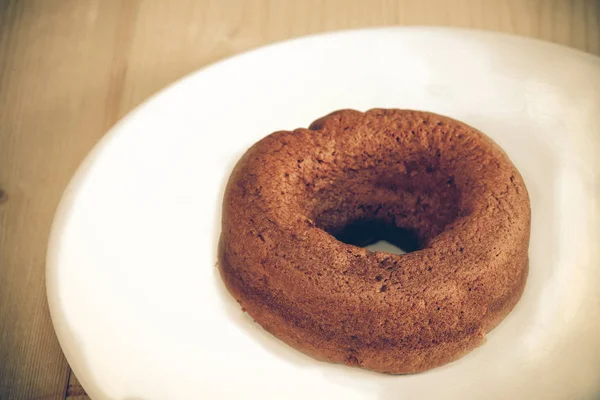 Bolo de donut na mesa de madeira — Fotografia de Stock