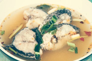 Baharatlı Tom Yam balık çorbası yapıştırılan soğuk limon ile ve kireç suyu