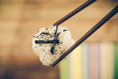 Japon yemekleri pirinç topu plaka üzerinde