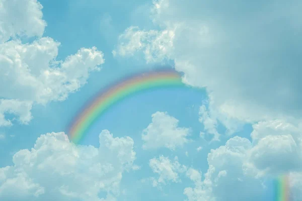 Himmel mit Regenbogen, Naturphänomen. — Stockfoto