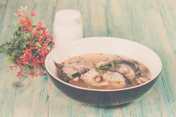 Baharatlı Tom Yam balık çorbası yapıştırılan soğuk limon ile ve kireç suyu — Stok fotoğraf