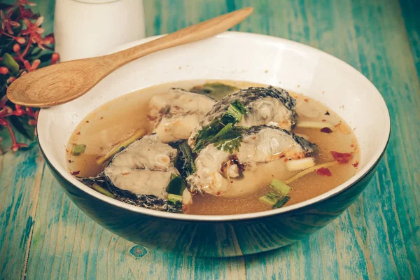 Würzige Tomaten-Yam-Fischsuppe mit Zitronengras, gekühlter Paste und Limettensaft — Stockfoto