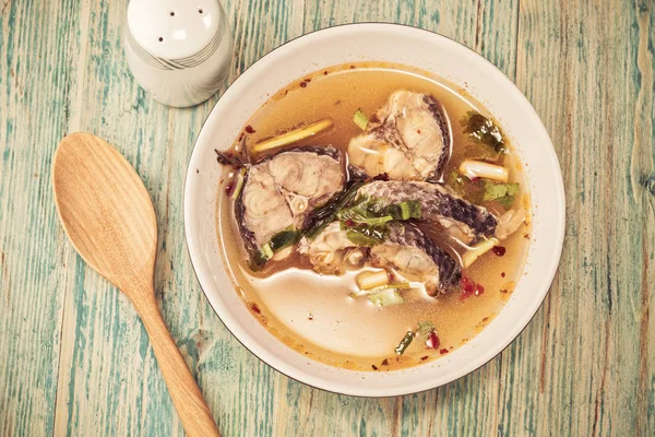 Würzige Tomaten-Yam-Fischsuppe mit Zitronengras, gekühlter Paste und Limettensaft — Stockfoto