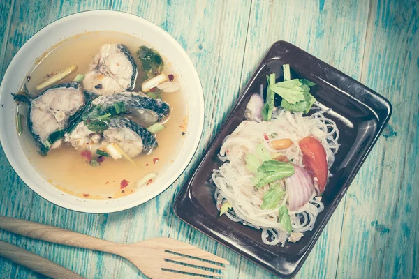 Sopa de pescado picante TOM YAM con limoncillo, pegado frío y jugo de lima — Foto de Stock