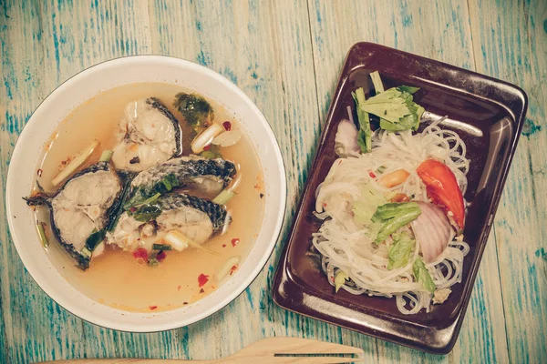 Sopa de pescado picante TOM YAM con limoncillo, pegado frío y jugo de lima — Foto de Stock