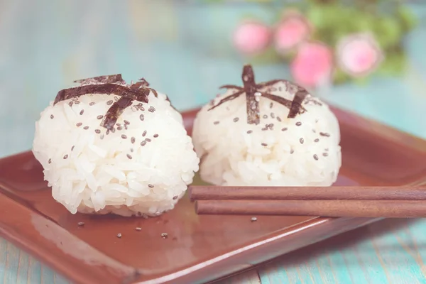 Japanisches Essen Reisbällchen auf Teller — Stockfoto