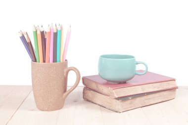 kitap üzerinde renk kalem ve kahve Kupası