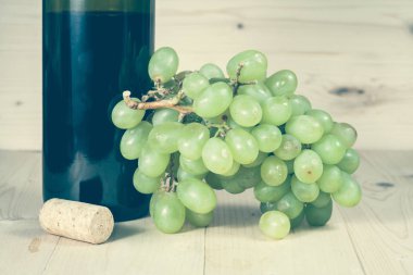 Yeşil üzüm ve şarap şişe