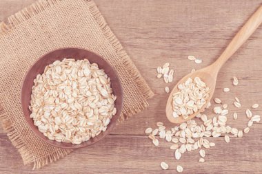 ahşap masa kaşık yulaf 