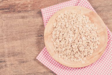 yulaf plaka üzerinde ahşap masa 