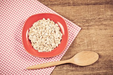 yulaf plaka üzerinde ahşap masa 