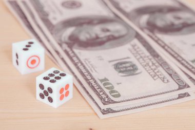 İki Doları bizimle ahşap masa üzerinde dices