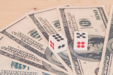 İki Doları bizimle ahşap masa üzerinde dices