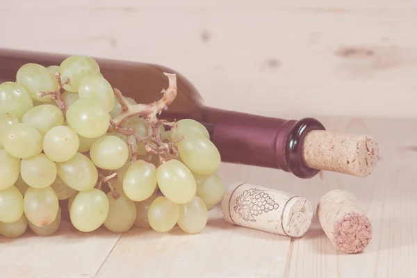 Green grape and wine bottle — Stock Photo, Image