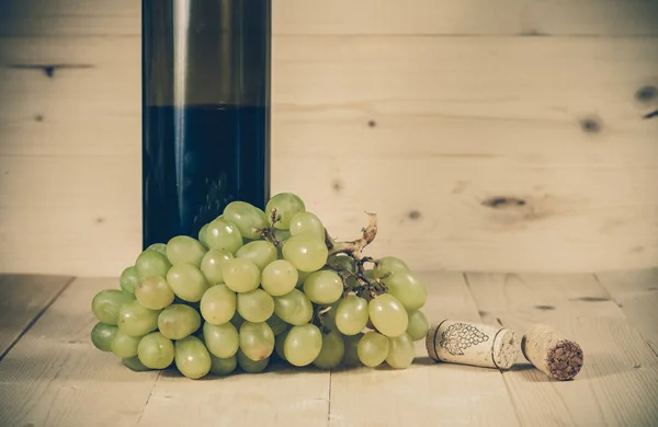 Gröna druvor och vin flaska — Stockfoto