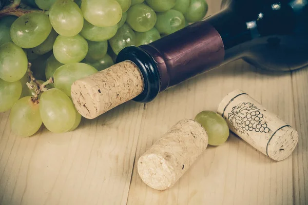 Uva verde y botella de vino — Foto de Stock