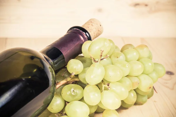 Green grape and wine bottle — Stock Photo, Image