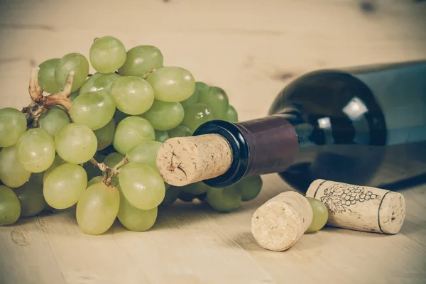 Green grape and wine bottle — Stock Photo, Image