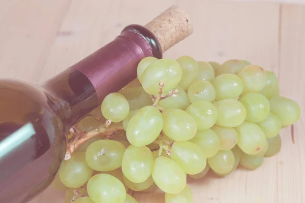 Green grape and wine bottle — Stock Photo, Image