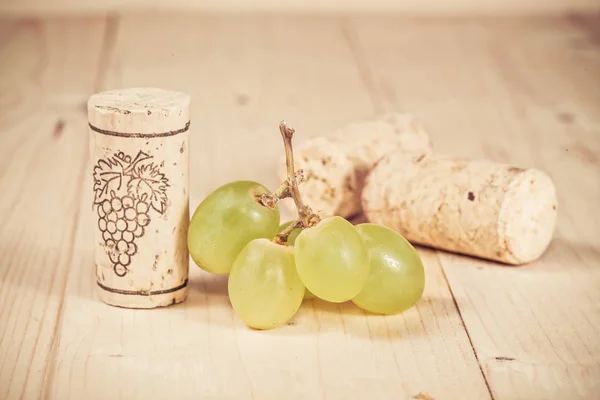 Grape and wine cork — Stock Photo, Image