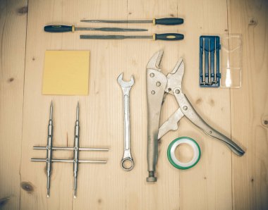 Ahşap üzerine çeşitli nesneler araç.