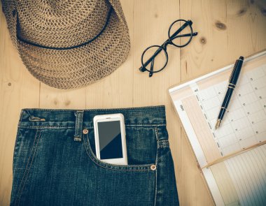 Ahşap masa üzerinde seyahat şeyler